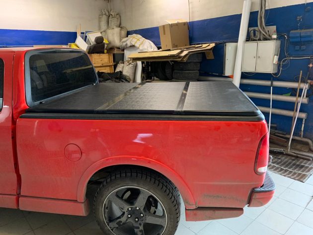 Жесткая трехсекционная крышка кузова Kramco для пикапа Ford F150 2004-2008 — изображение 4