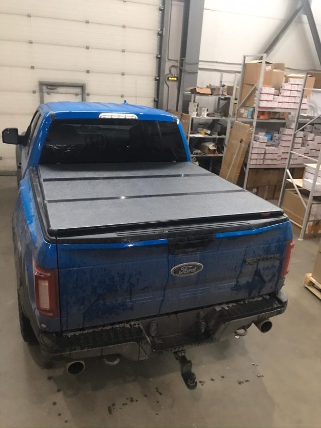 Жесткая трехсекционная крышка на пикап Ford Raptor