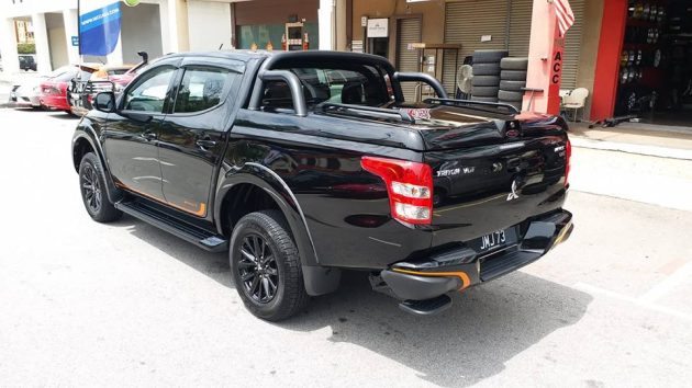 Крышка кузова TopUp Black с дугами для пикапа Mitsubishi L200 2015