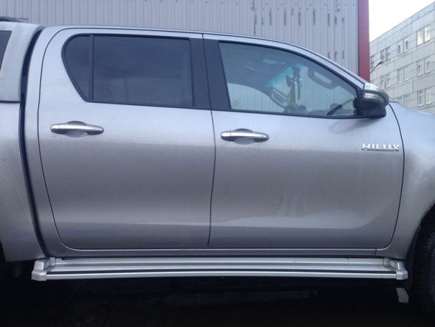 Пороги с подсветкой на Toyota Hilux REVO