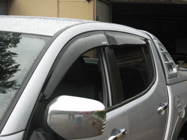 Ветровики для пикапа Mitsubishi L200