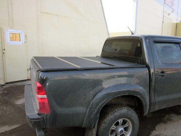 Жесткая трехсекционная крышка кузова Kramco для пикапа Toyota Hilux Vigo