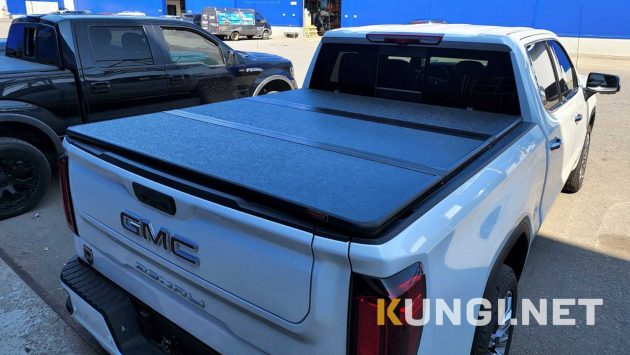 Жесткая трехсекционная крышка (высокий профиль) на пикап GMC Sierra