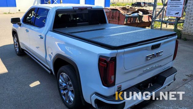 Жесткая трехсекционная крышка (высокий профиль) на пикап GMC Sierra — изображение 2