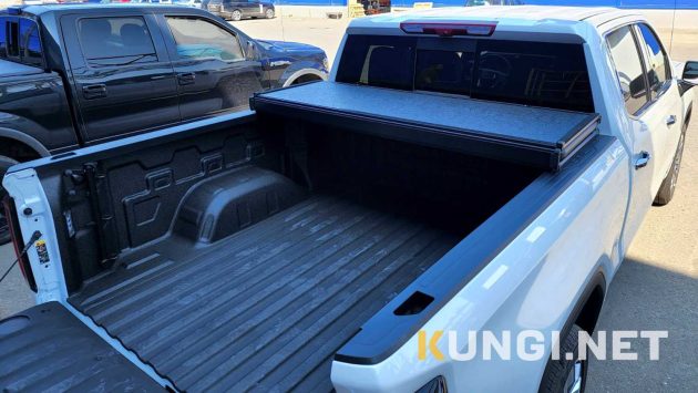 Жесткая трехсекционная крышка (высокий профиль) на пикап GMC Sierra — изображение 3