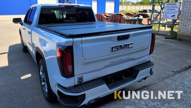 Жесткая трехсекционная крышка (высокий профиль) на пикап GMC Sierra — изображение 4