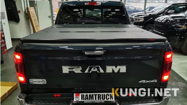 Жесткая трехсекционная крышка на пикап Dodge Ram (Додж РАМ)
