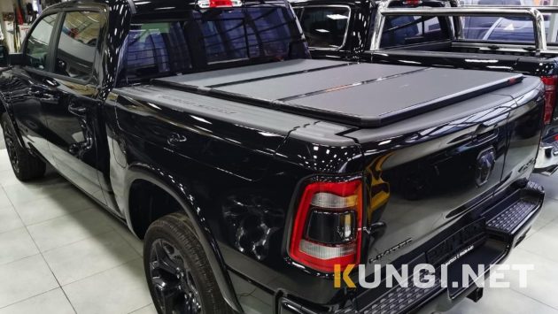 Жесткая трехсекционная крышка на пикап Dodge Ram (Додж РАМ) с системой Ram Box