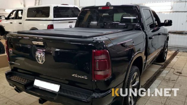 Жесткая трехсекционная крышка на пикап Dodge Ram (Додж РАМ) с системой Ram Box — изображение 2