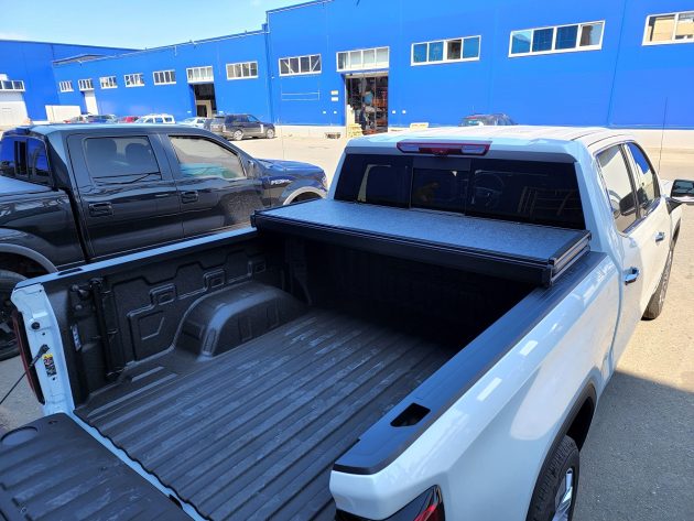 Жесткая трехсекционная крышка на пикап GMC Sierra 2500 — изображение 3