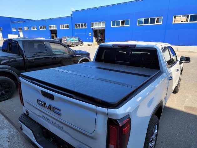 Жесткая трехсекционная крышка на пикап GMC Sierra 2500 — изображение 2
