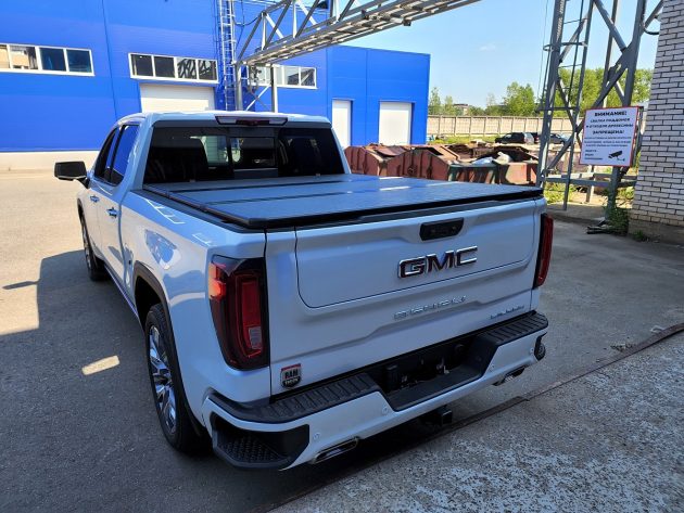 Жесткая трехсекционная крышка на пикап GMC Sierra 2500 — изображение 4