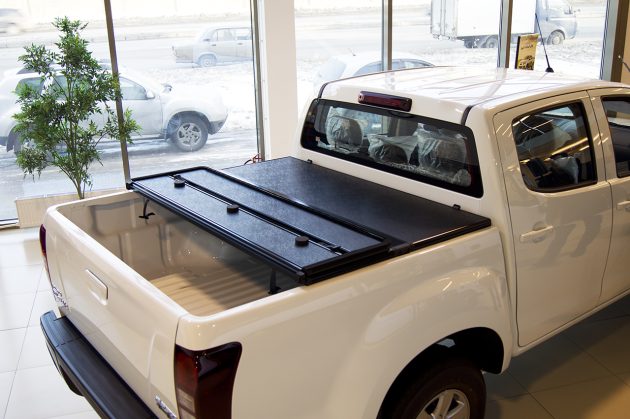 Жесткая трехсекционная крышка на пикап Isuzu D-Max — изображение 2