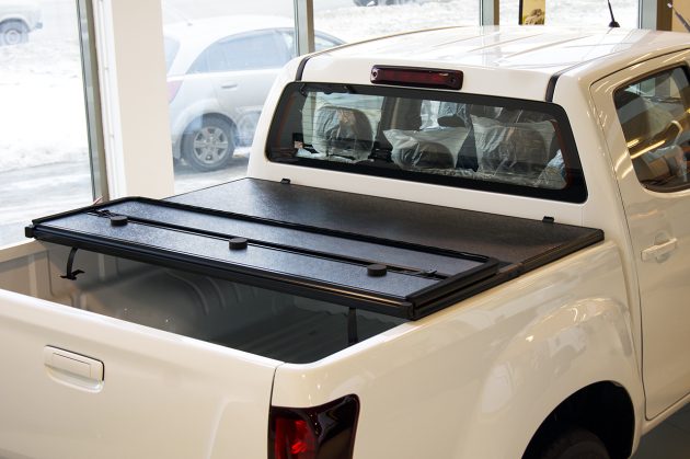 Жесткая трехсекционная крышка на пикап Isuzu D-Max — изображение 3