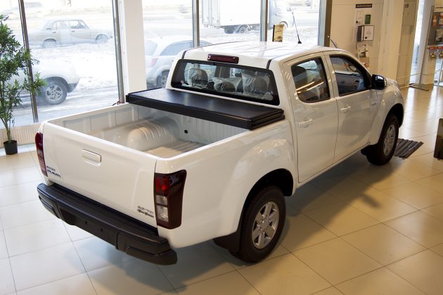 Жесткая трехсекционная крышка на пикап Isuzu D-Max — изображение 4
