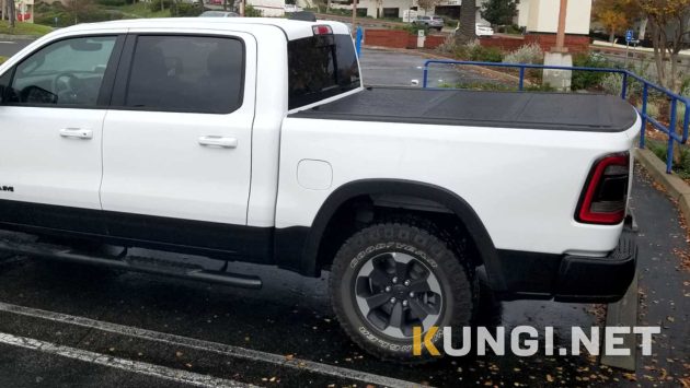 Крышка жесткая трехсекционная (низкий профиль) для пикапа Toyota Tundra (Тойота Тундра) — изображение 4