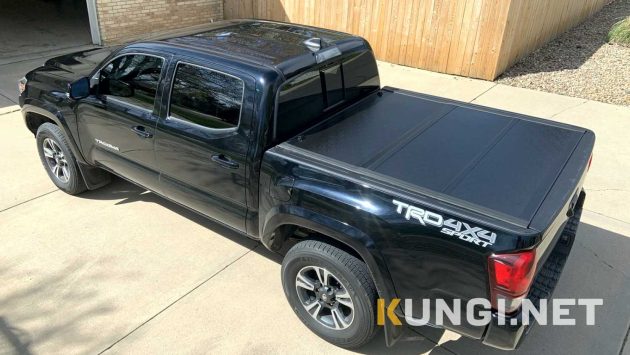 Крышка жесткая трехсекционная (низкий профиль) для пикапа Toyota Tundra (Тойота Тундра) — изображение 3